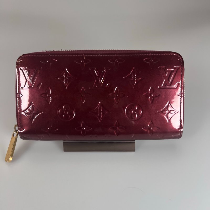 LV M91536 紅漆皮壓紋ㄇ拉長夾-0