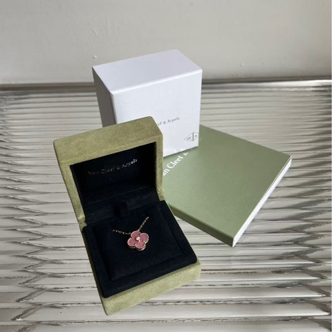 🔥新到：全🆕全套 Vca / 梵克雅寶21年聖誕節限定 薔薇石四葉草項鍊，18k玫瑰金鑲嵌天然薔薇石和鑽石，玫瑰粉色超溫柔，搭配鑽石點綴更顯高貴