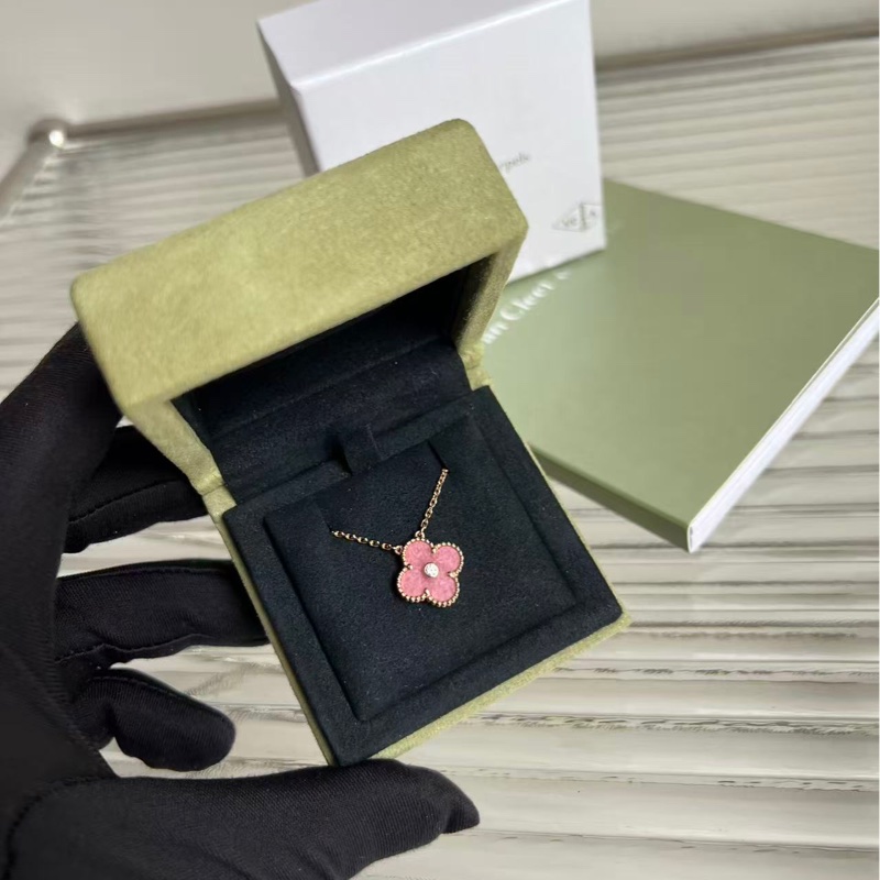 🔥新到：全🆕全套 Vca / 梵克雅寶21年聖誕節限定 薔薇石四葉草項鍊，18k玫瑰金鑲嵌天然薔薇石和鑽石，玫瑰粉色超溫柔，搭配鑽石點綴更顯高貴-1