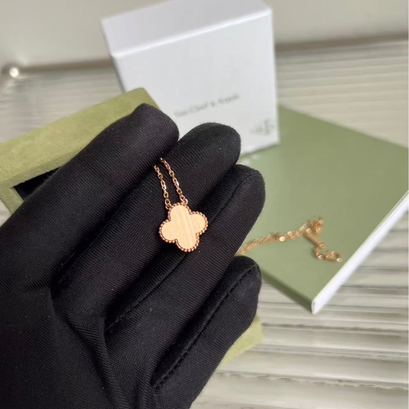 🔥新到：全🆕全套 Vca / 梵克雅寶21年聖誕節限定 薔薇石四葉草項鍊，18k玫瑰金鑲嵌天然薔薇石和鑽石，玫瑰粉色超溫柔，搭配鑽石點綴更顯高貴-3