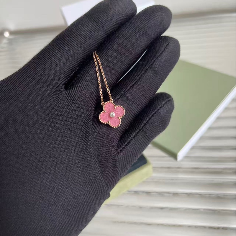 🔥新到：全🆕全套 Vca / 梵克雅寶21年聖誕節限定 薔薇石四葉草項鍊，18k玫瑰金鑲嵌天然薔薇石和鑽石，玫瑰粉色超溫柔，搭配鑽石點綴更顯高貴-4