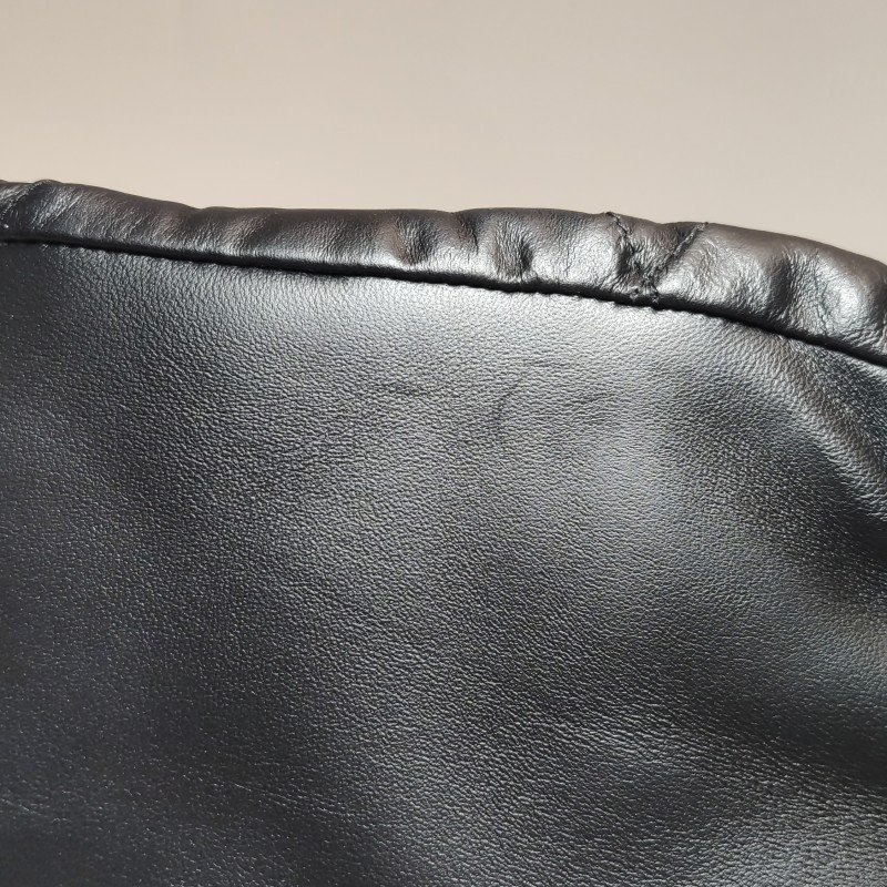 Balenciaga牛皮純色菱格絎縫B扣飾手拿包-8