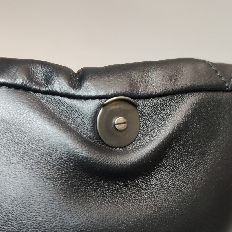 Balenciaga牛皮純色菱格絎縫B扣飾手拿包-9