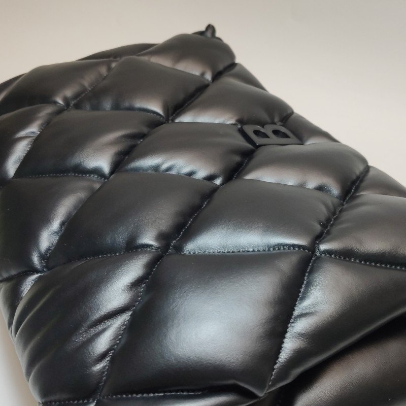 Balenciaga牛皮純色菱格絎縫B扣飾手拿包-11