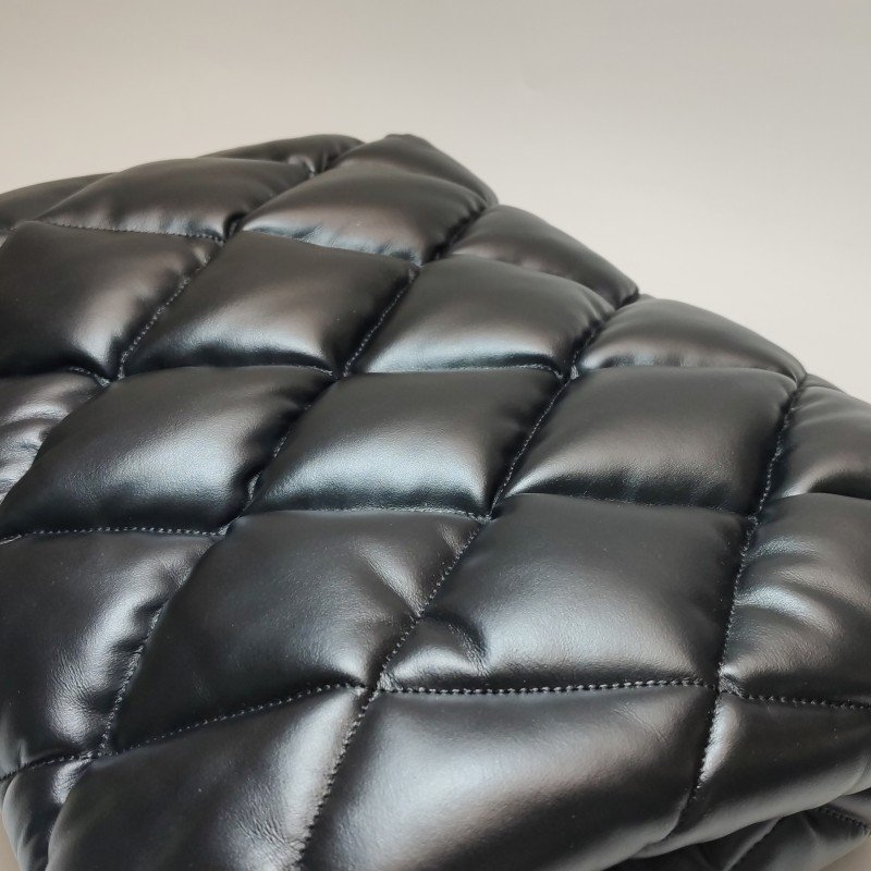 Balenciaga牛皮純色菱格絎縫B扣飾手拿包-12