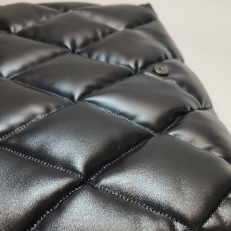 Balenciaga牛皮純色菱格絎縫B扣飾手拿包-13