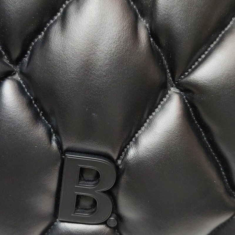 Balenciaga牛皮純色菱格絎縫B扣飾手拿包-15