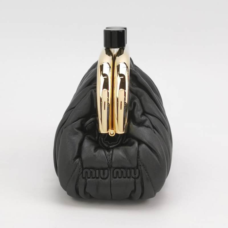 Miu Miu Belle羊皮純色字母Logo褶皺斜挎包單肩包-3