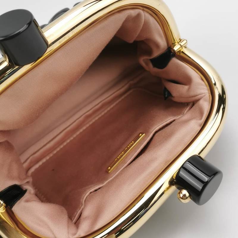 Miu Miu Belle羊皮純色字母Logo褶皺斜挎包單肩包-6