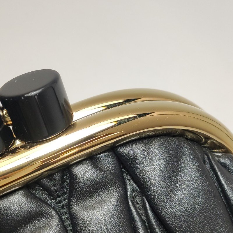 Miu Miu Belle羊皮純色字母Logo褶皺斜挎包單肩包-10