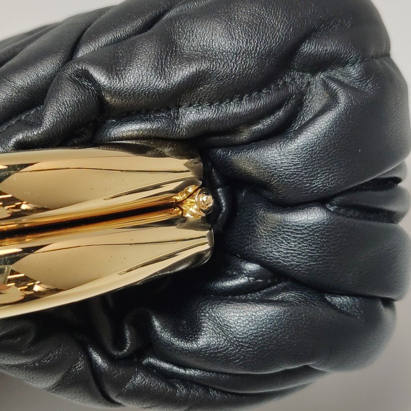 Miu Miu Belle羊皮純色字母Logo褶皺斜挎包單肩包-12