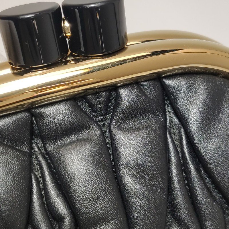 Miu Miu Belle羊皮純色字母Logo褶皺斜挎包單肩包-14