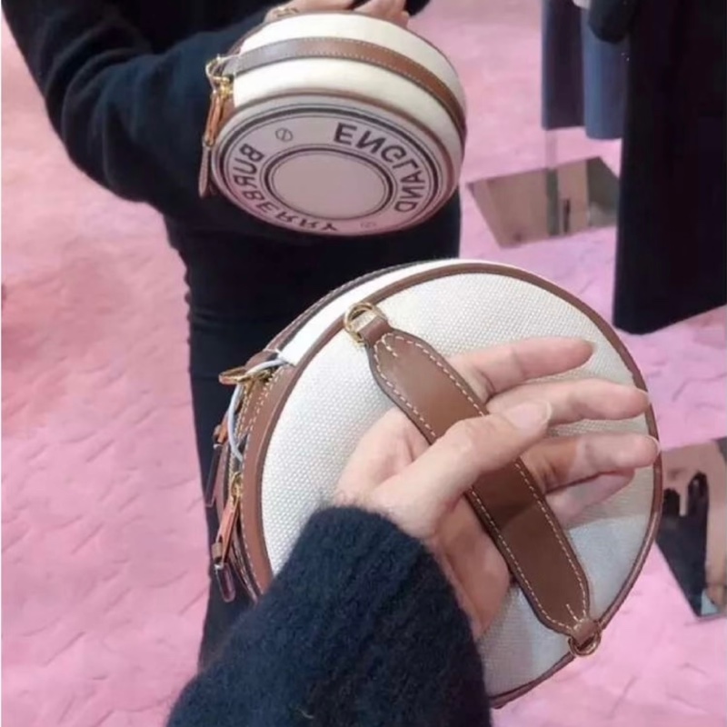 【極新🎁 好溫柔】 Burberry 巴寶莉 圓餅包 斜背包（專櫃63,000)-17