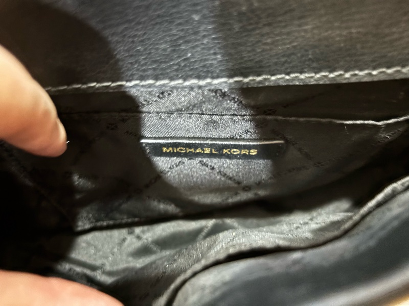 MK（Michael Kors）黑色金鏈扣包｜經典旋扣・肩背 / 斜背包-2