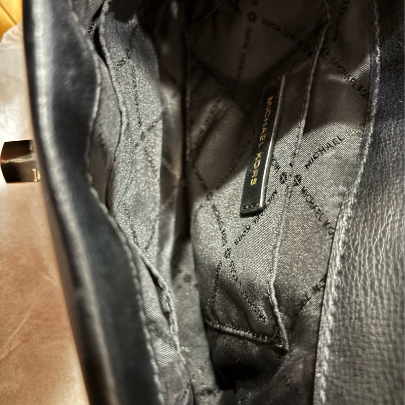 MK（Michael Kors）黑色金鏈扣包｜經典旋扣・肩背 / 斜背包-8