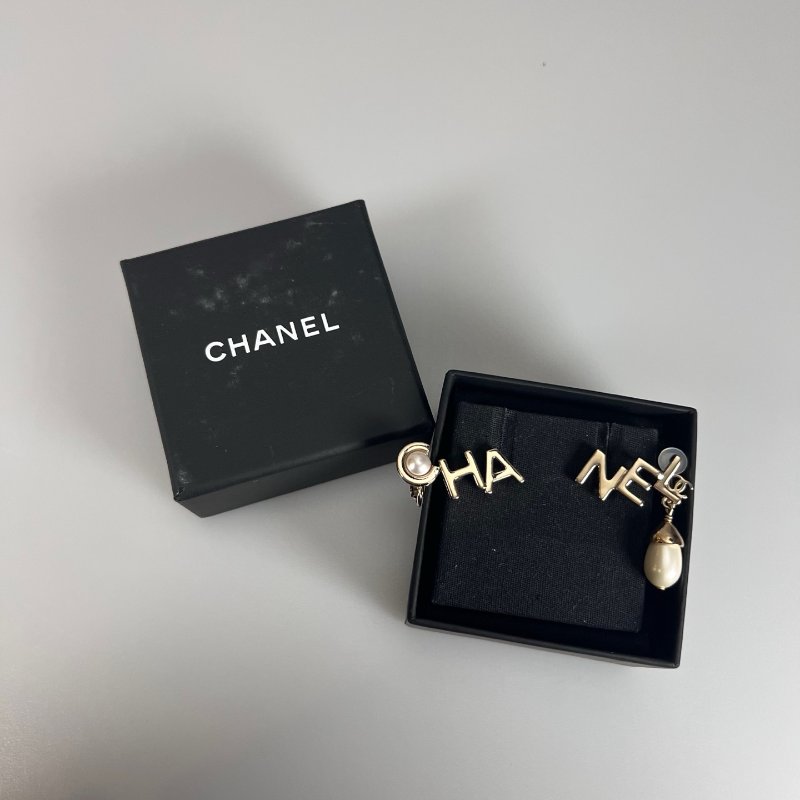 CHANEL 銀字母珍珠耳環 A22/K-0