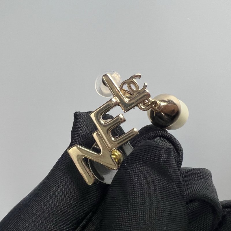 CHANEL 銀字母珍珠耳環 A22/K-1