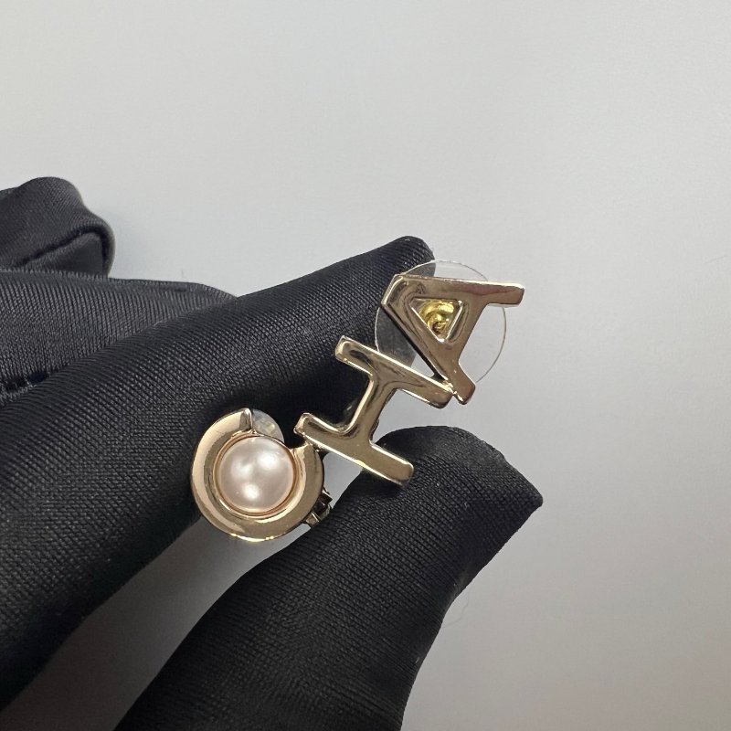 CHANEL 銀字母珍珠耳環 A22/K-2