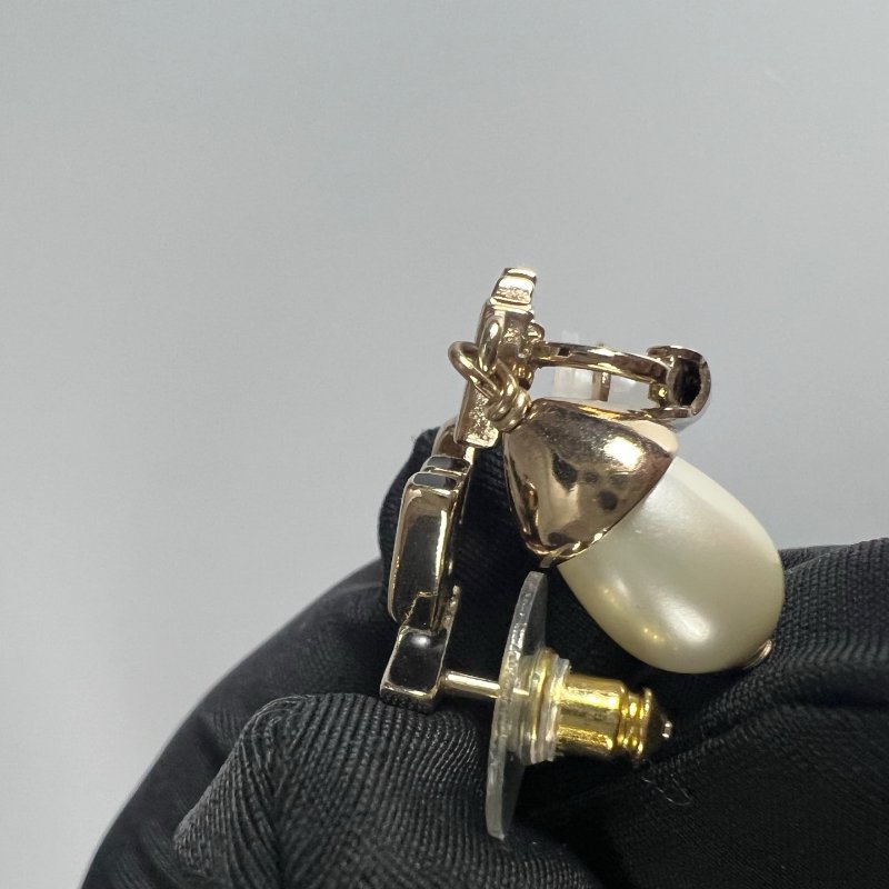 CHANEL 銀字母珍珠耳環 A22/K-4