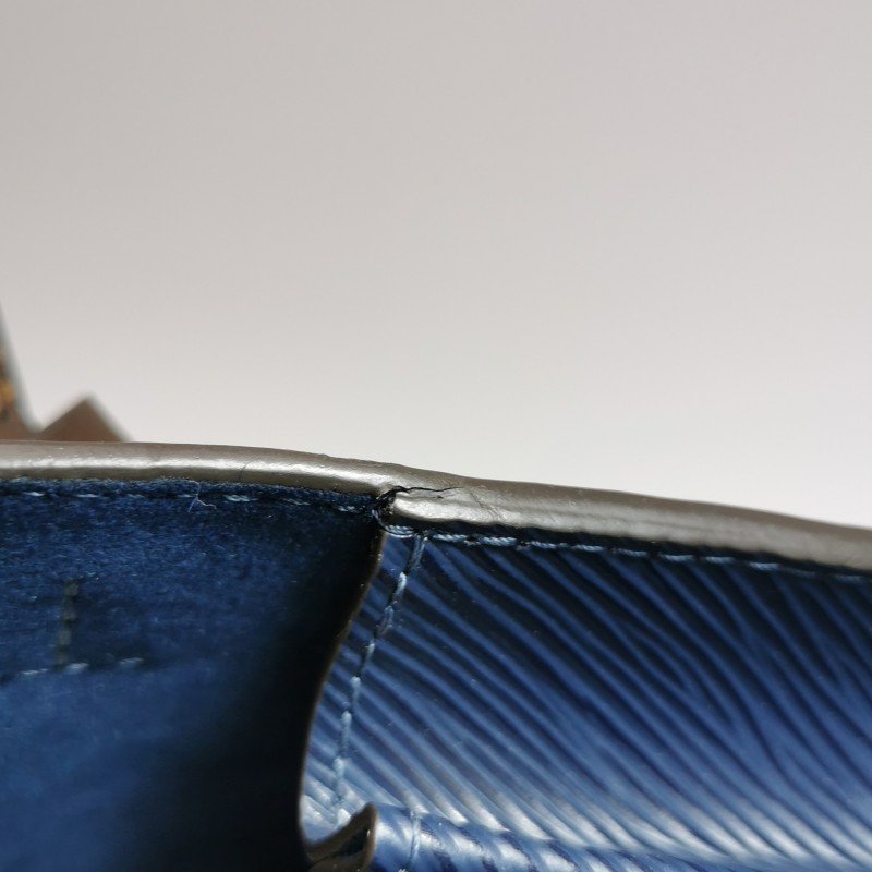 Louis Vuitton(LV)Spring Street牛皮漆皮老花壓紋S-lock鎖扣斜挎包單肩包晶片款-17