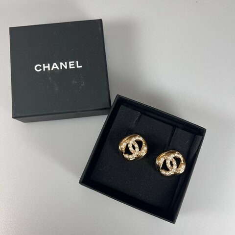 CHANEL 金簍空珍珠雙C大耳環 B24/A