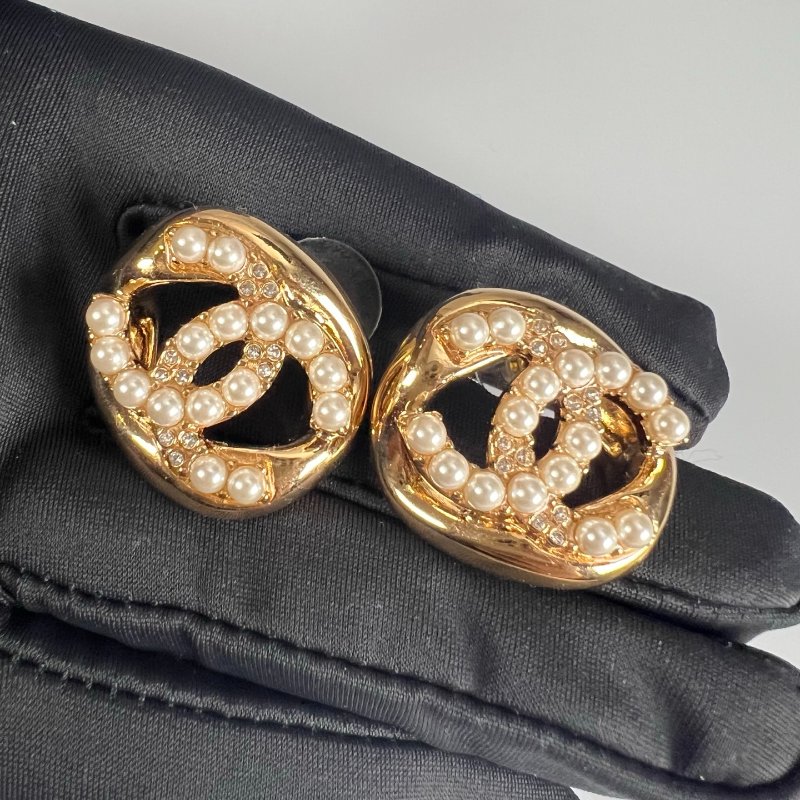 CHANEL 金簍空珍珠雙C大耳環 B24/A-1