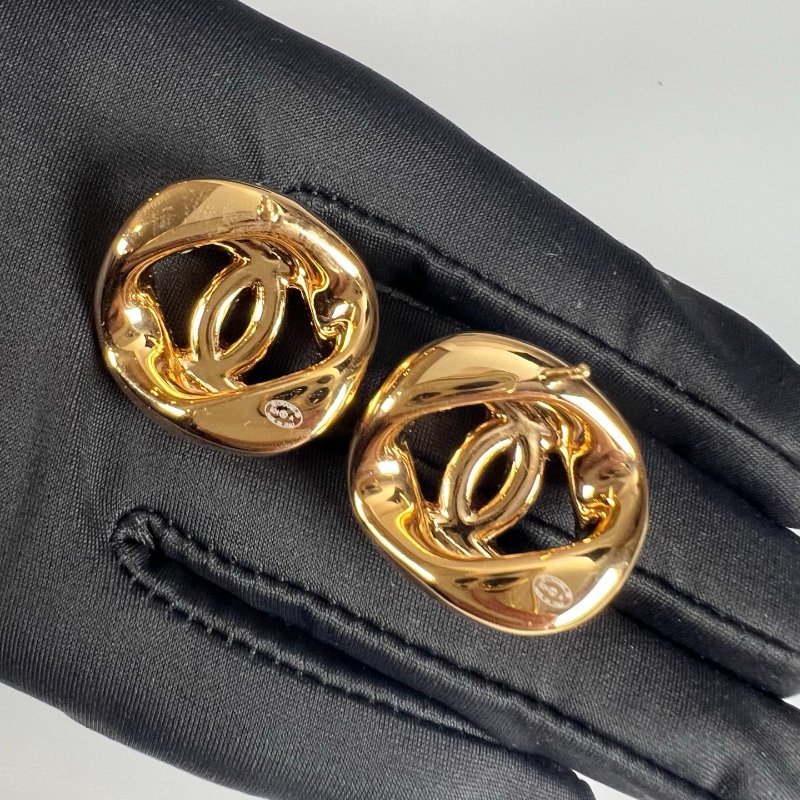 CHANEL 金簍空珍珠雙C大耳環 B24/A-2