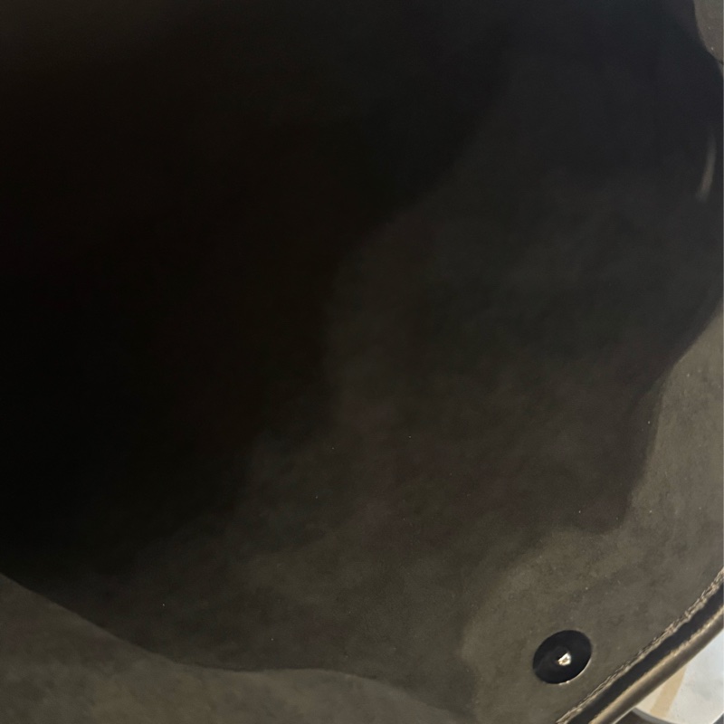 LV 黑皮革carry all pm 最搶手的黑武士😻-16