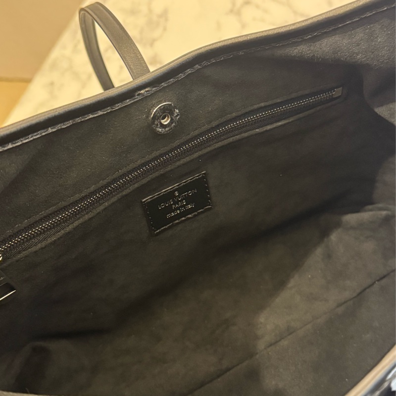 LV 黑皮革carry all pm 最搶手的黑武士😻-17