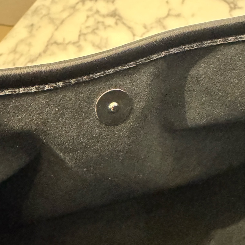 LV 黑皮革carry all pm 最搶手的黑武士😻-21