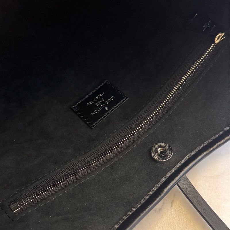 LV 黑皮革carry all pm 最搶手的黑武士😻-22