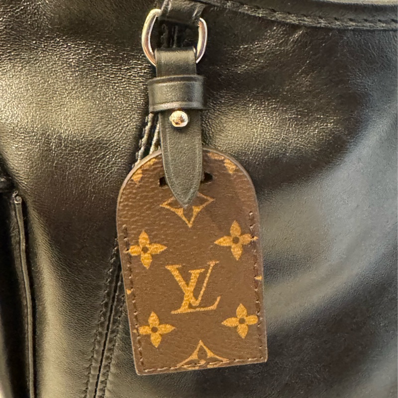 LV 黑皮革carry all pm 最搶手的黑武士😻-24