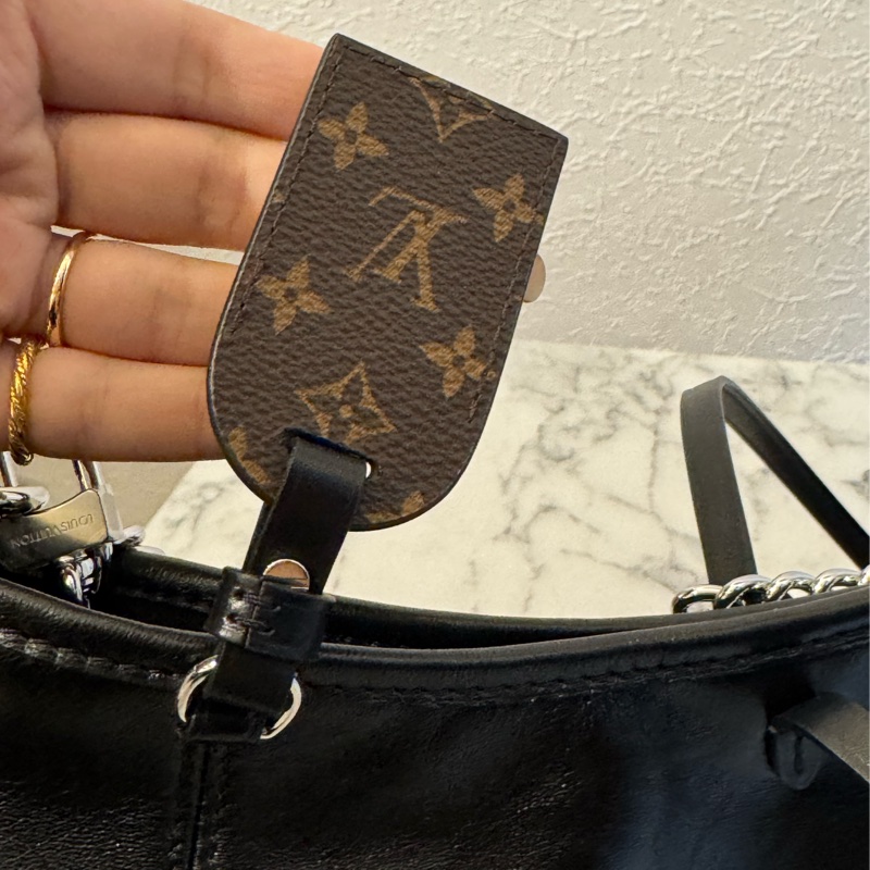 LV 黑皮革carry all pm 最搶手的黑武士😻-25