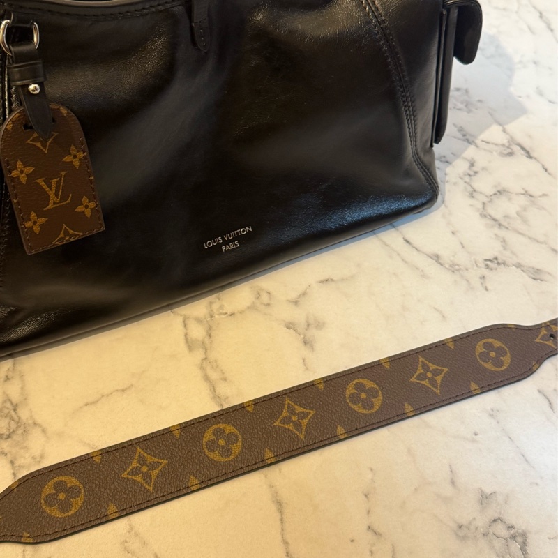 LV 黑皮革carry all pm 最搶手的黑武士😻-31