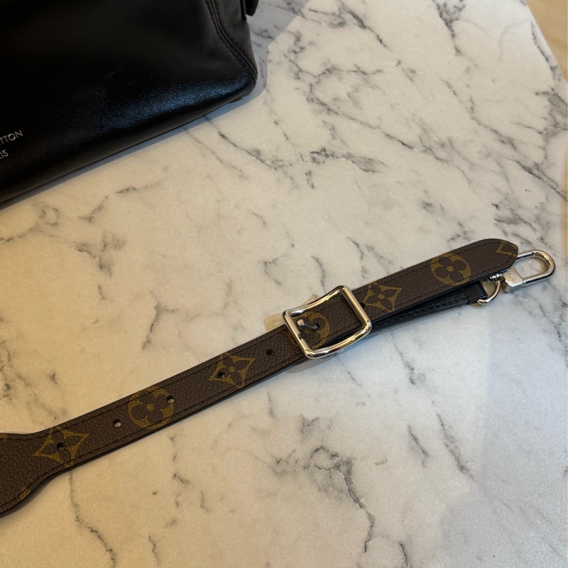 LV 黑皮革carry all pm 最搶手的黑武士😻-34