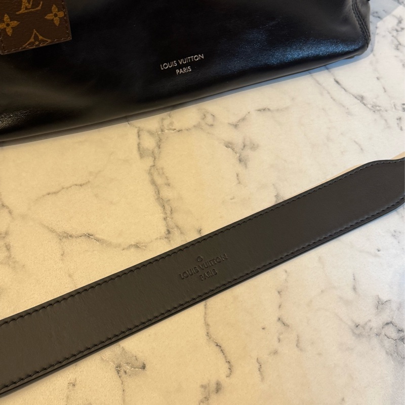 LV 黑皮革carry all pm 最搶手的黑武士😻-36