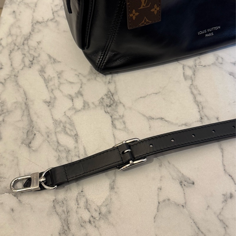 LV 黑皮革carry all pm 最搶手的黑武士😻-37