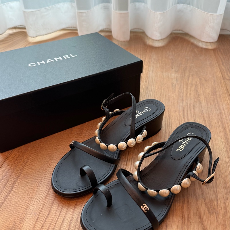 Chanel 香奈兒珍珠繫帶水鑽小logo套指低跟涼鞋-0