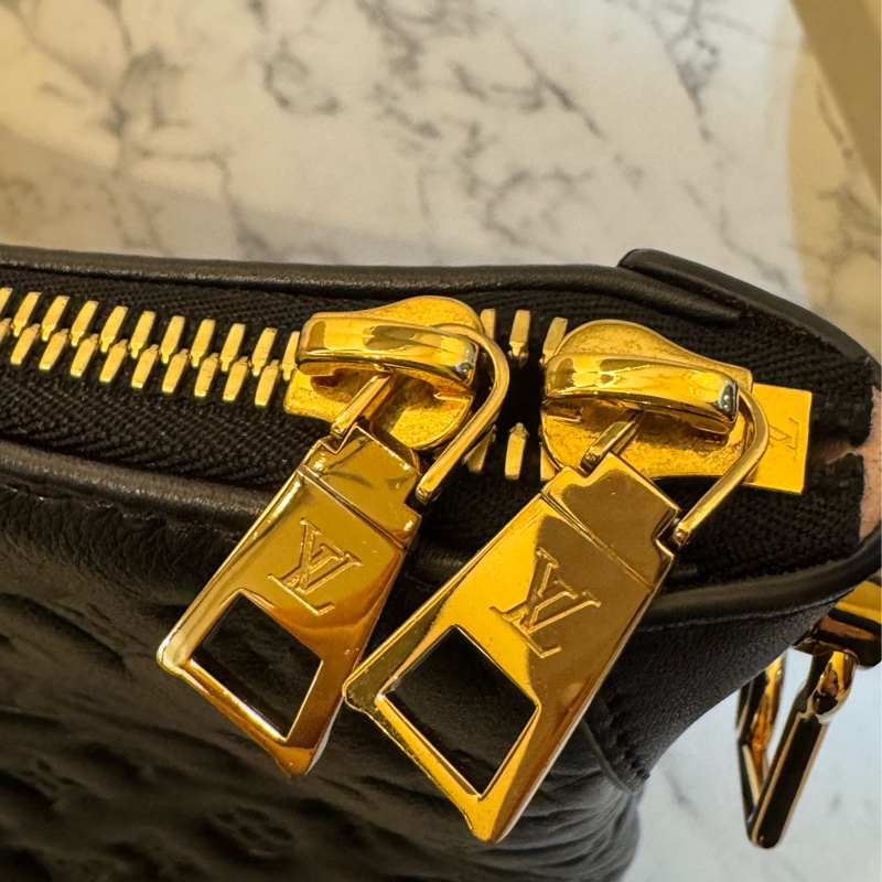 LV M12068黑壓紋 Coussin HOBO MM兩用包-16