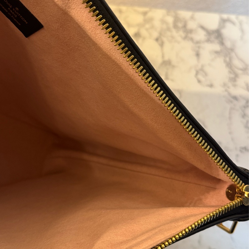 LV M12068黑壓紋 Coussin HOBO MM兩用包-20