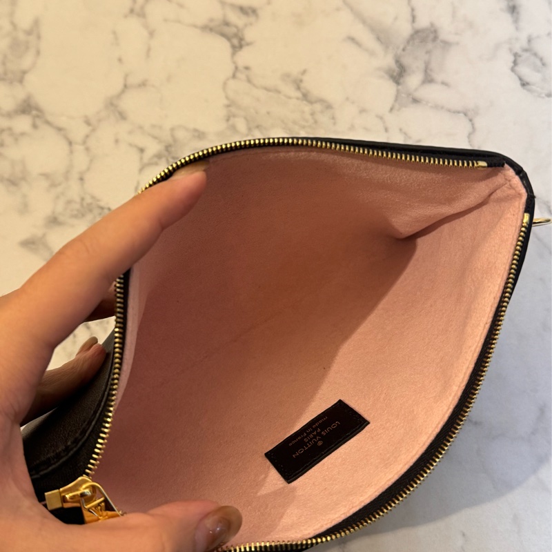 LV M12068黑壓紋 Coussin HOBO MM兩用包-28