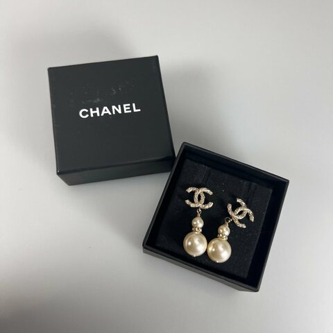 CHANEL 滿鑽螺旋雙C珍珠耳環 B18/B