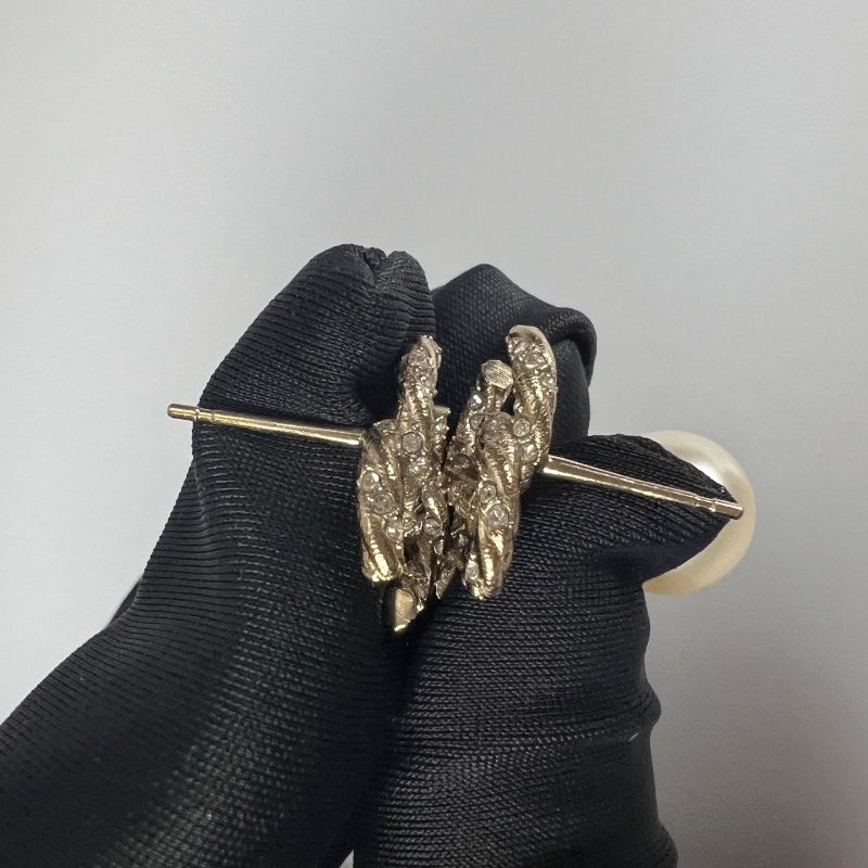 CHANEL 滿鑽螺旋雙C珍珠耳環 B18/B-4