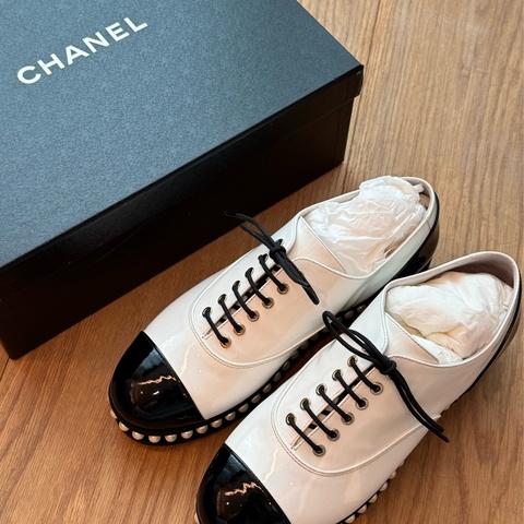 Chanel 香奈兒珍珠飾底黑白拼色漆皮低跟鞋38.5