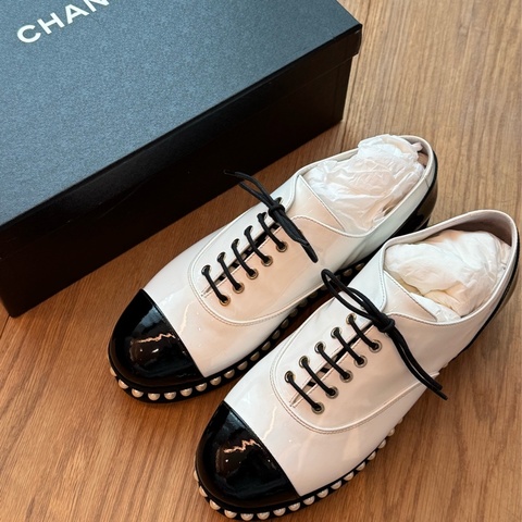Chanel 香奈兒珍珠飾底黑白拼色漆皮低跟鞋38.5