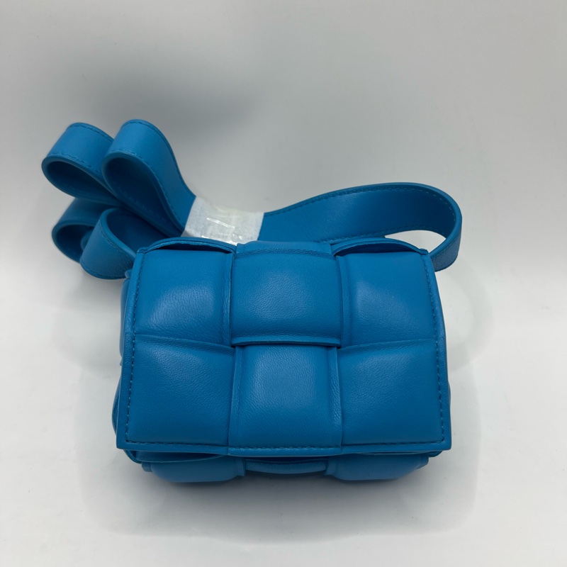 BV 葆蝶家 CASSETTE 6格 蓝色迷你枕頭包-0