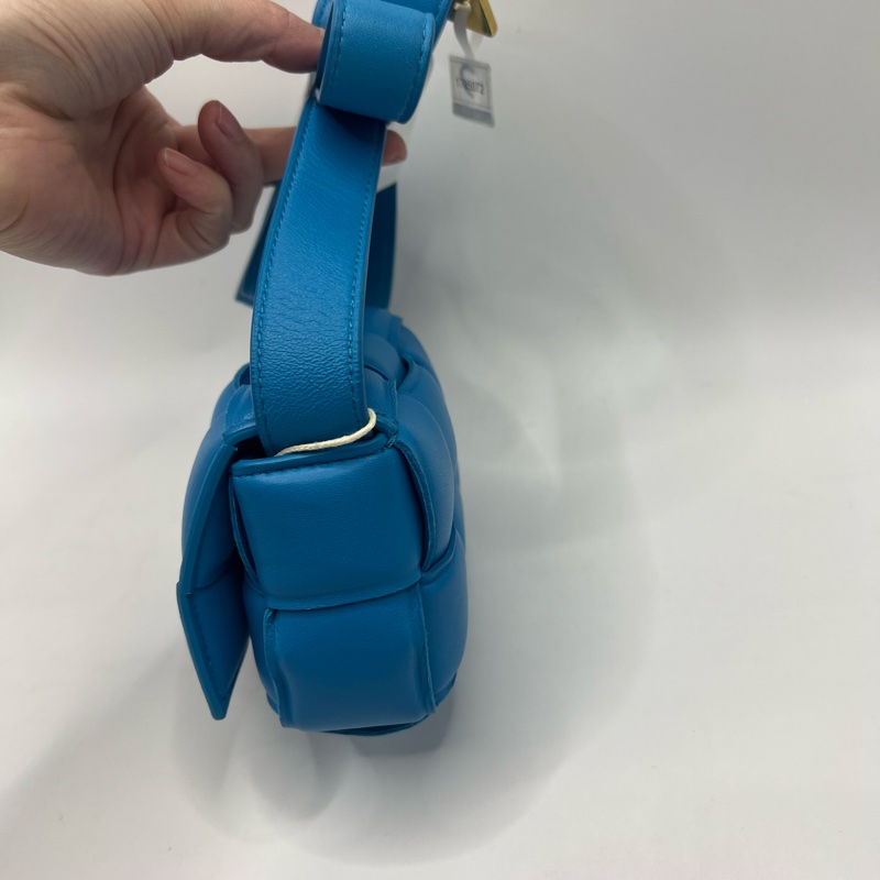 BV 葆蝶家 CASSETTE 6格 蓝色迷你枕頭包-4