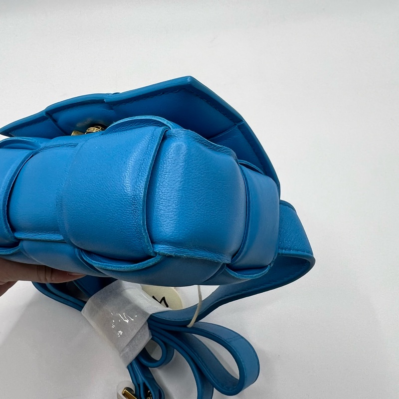 BV 葆蝶家 CASSETTE 6格 蓝色迷你枕頭包-5