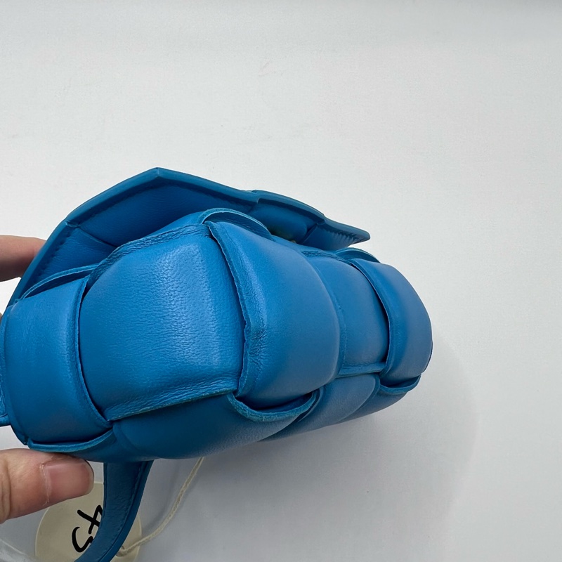 BV 葆蝶家 CASSETTE 6格 蓝色迷你枕頭包-6