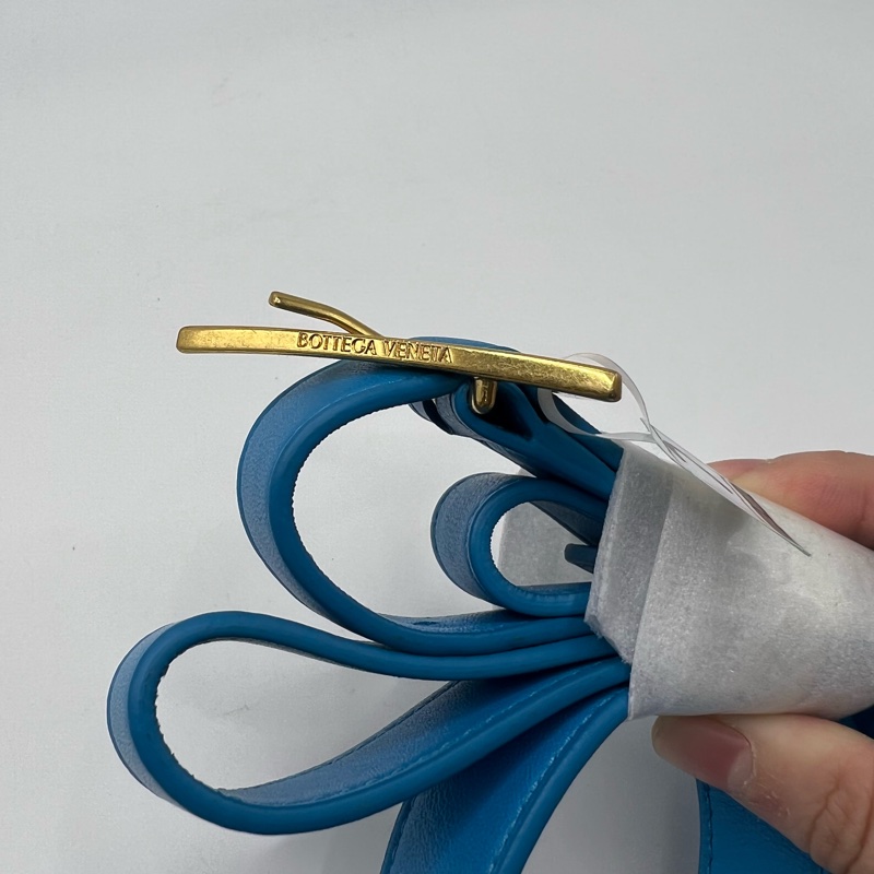 BV 葆蝶家 CASSETTE 6格 蓝色迷你枕頭包-7